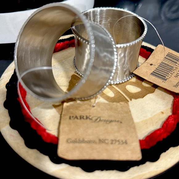 NWT Set of two hammered, Pewter style napkin rings absolutely stunning! - Picture 3 of 4